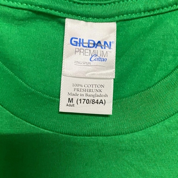 GILDAN- Stay classy cool girl graphic green T-shirt for men’s & women’s - Picture 5 of 5